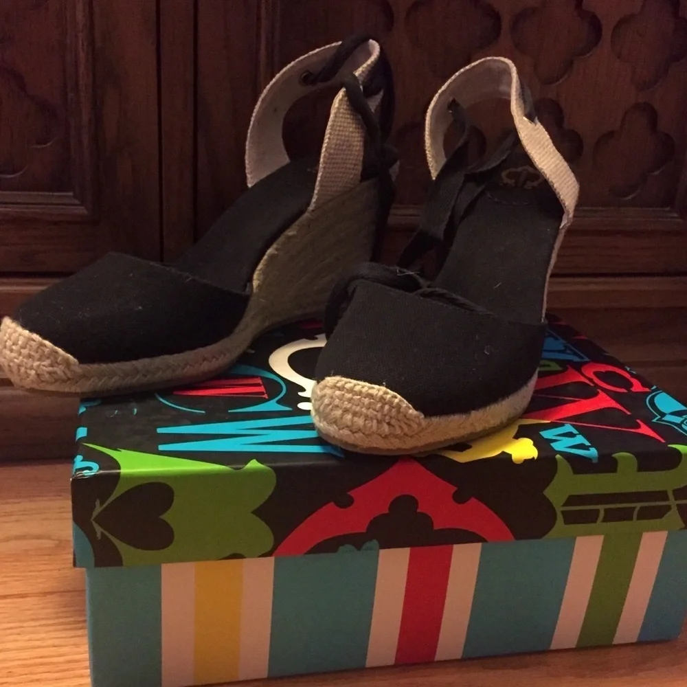 C. Wonder Wedge Eyelet Espadrille Black  - 9 Like New